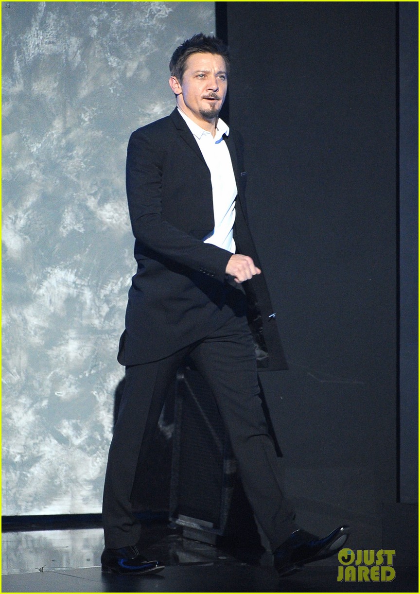 Jeremy Renner & Nathan Fillion - AMAs 2013