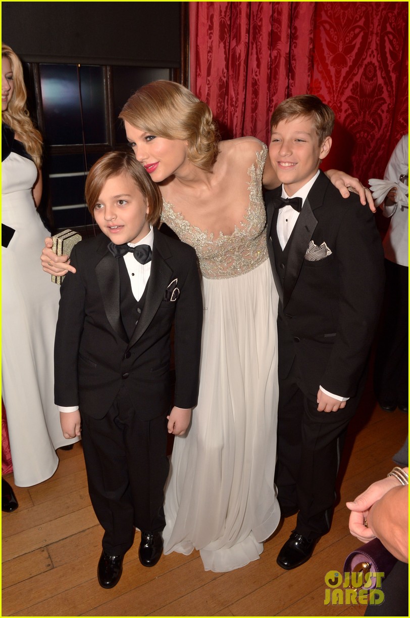 Taylor Swift, Prince William, & Bon Jovi Sing Together On Stage!