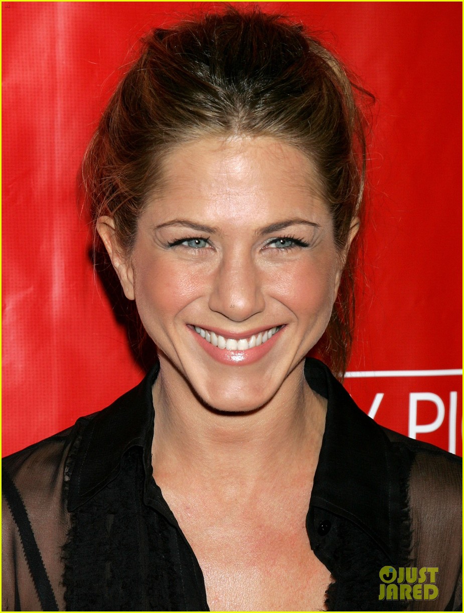 Jennifer Aniston Did NOT Shave Her Hair Off - Real Photos Here!
