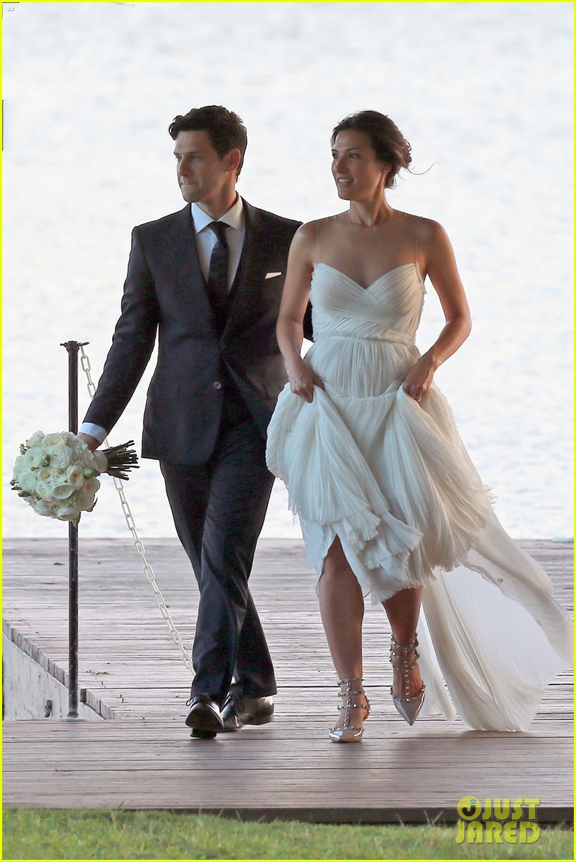 Justin Bartha Marries Lia Smith in Hawaii, Wedding Photos Here!