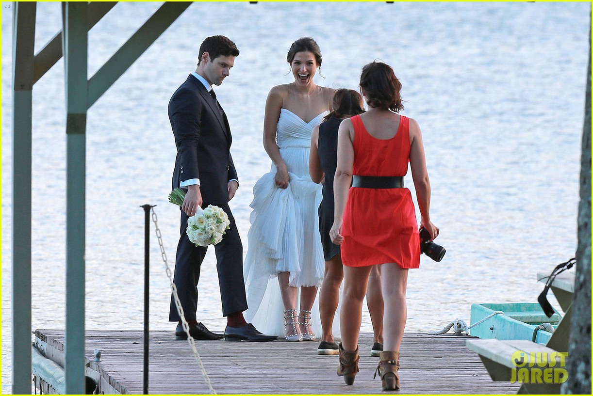 Justin Bartha Marries Lia Smith in Hawaii, Wedding Photos Here!
