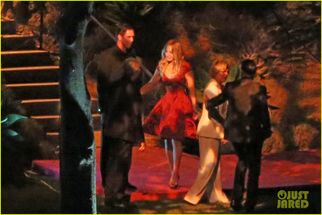 kaley cuoco wedding dress pink Kaley Cuoco Weds in Pink Vera Wang Gown [PHOTOS]