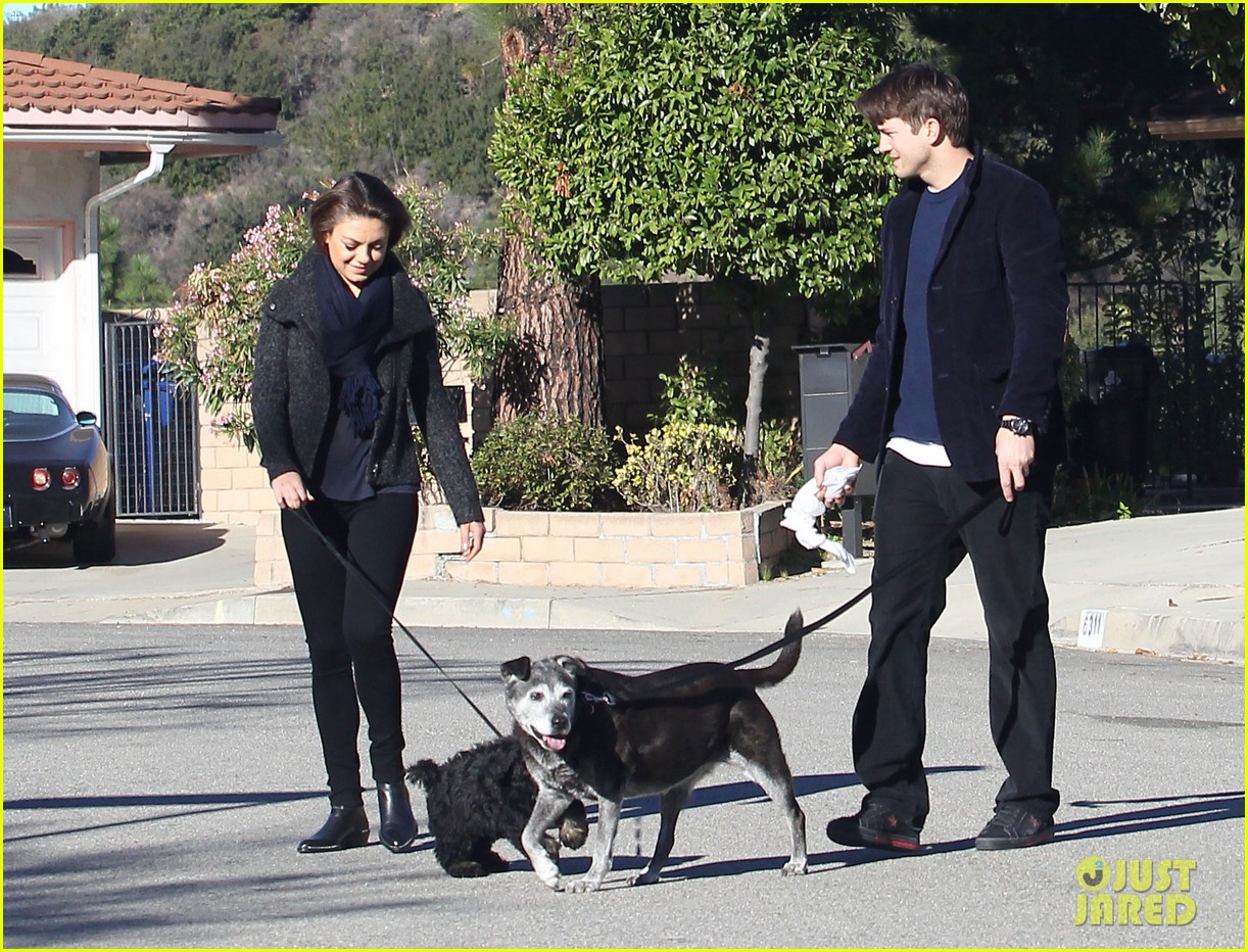 Ashton Kutcher & Mila Kunis: Monday Morning Dog Walkers!