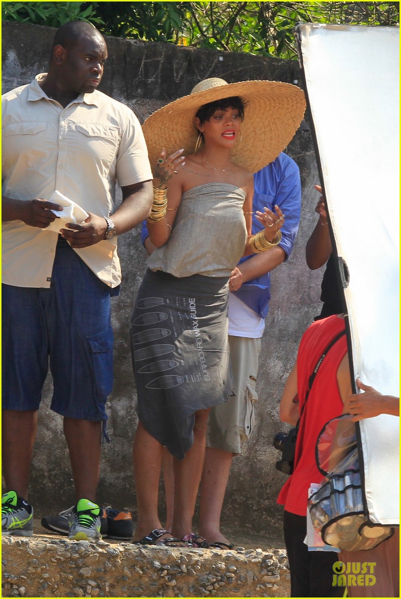 Rihanna Bares Flat Tummy in Rio de Janeiro!