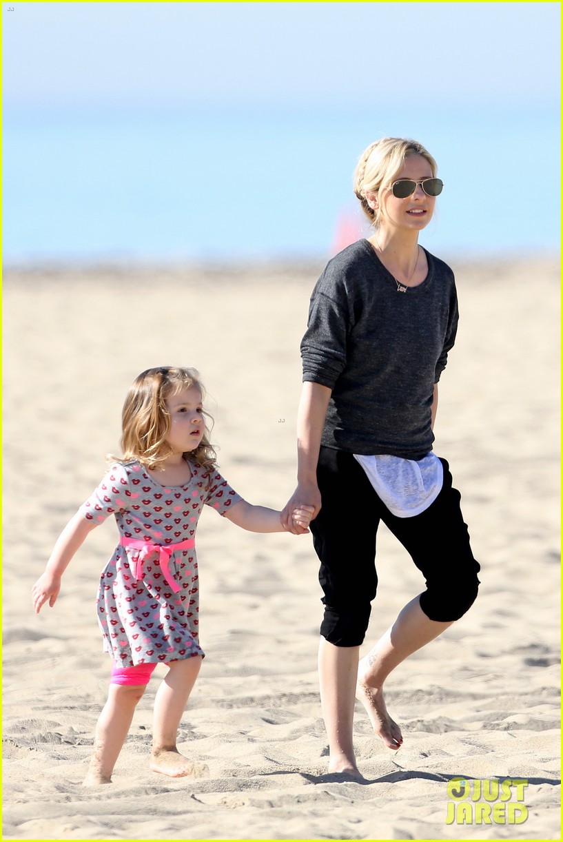 Sarah Michelle Gellar: Beachside Party with Freddie Prinze Jr!