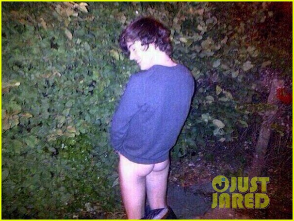 Harry Styles Butt Photo - One Direction Singer Pees Into Bushes!