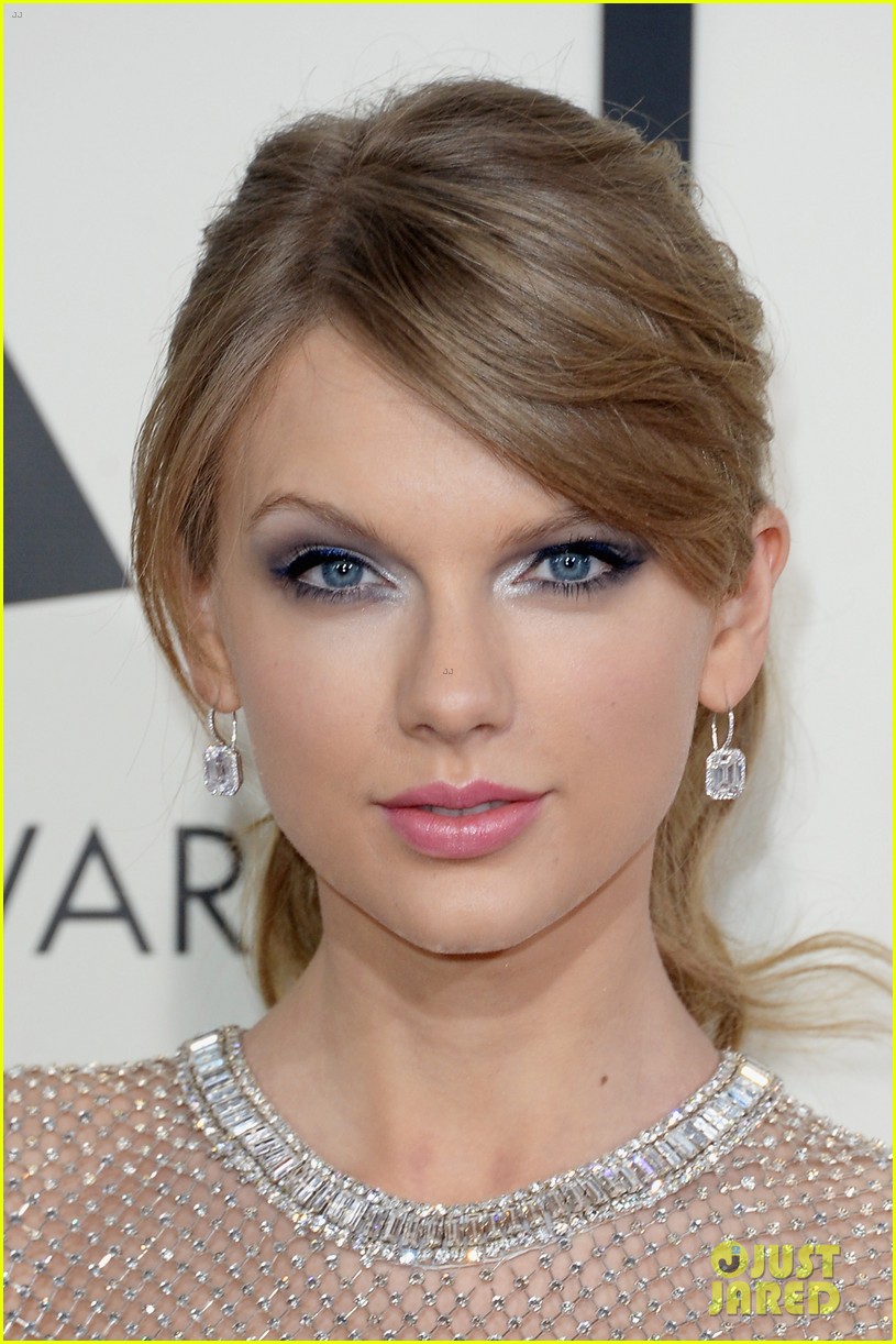 Taylor Swift - Grammys 2014 Red Carpet