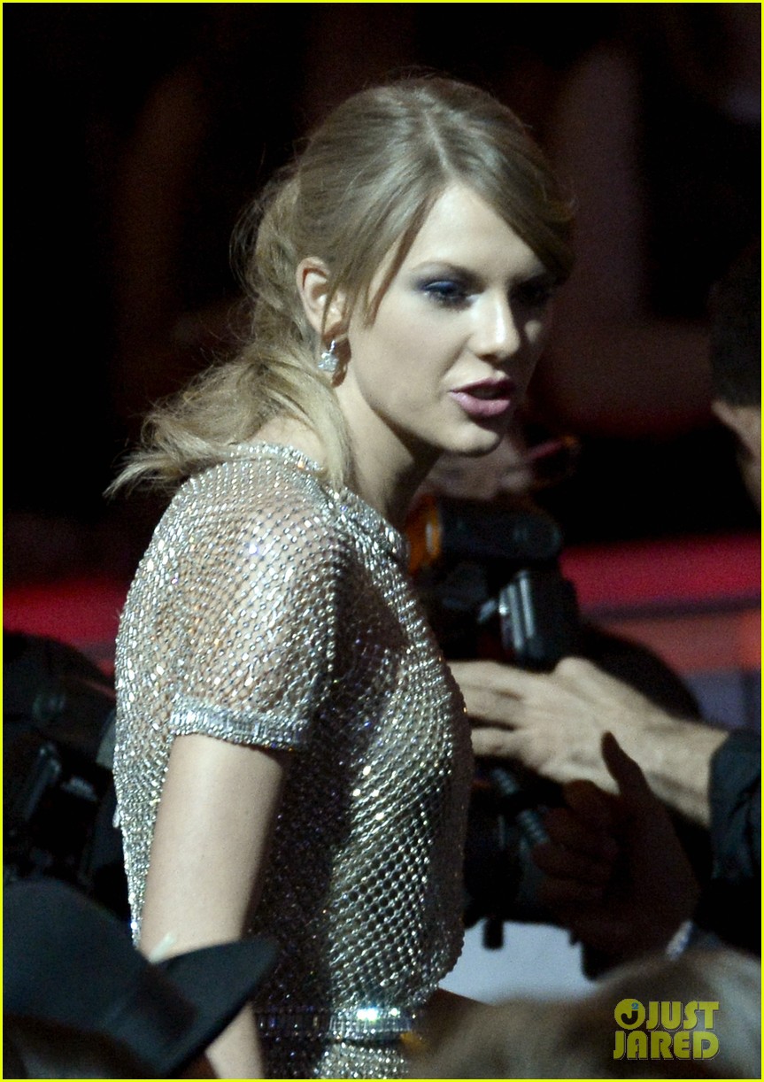 Taylor Swift - Grammys 2014 Red Carpet
