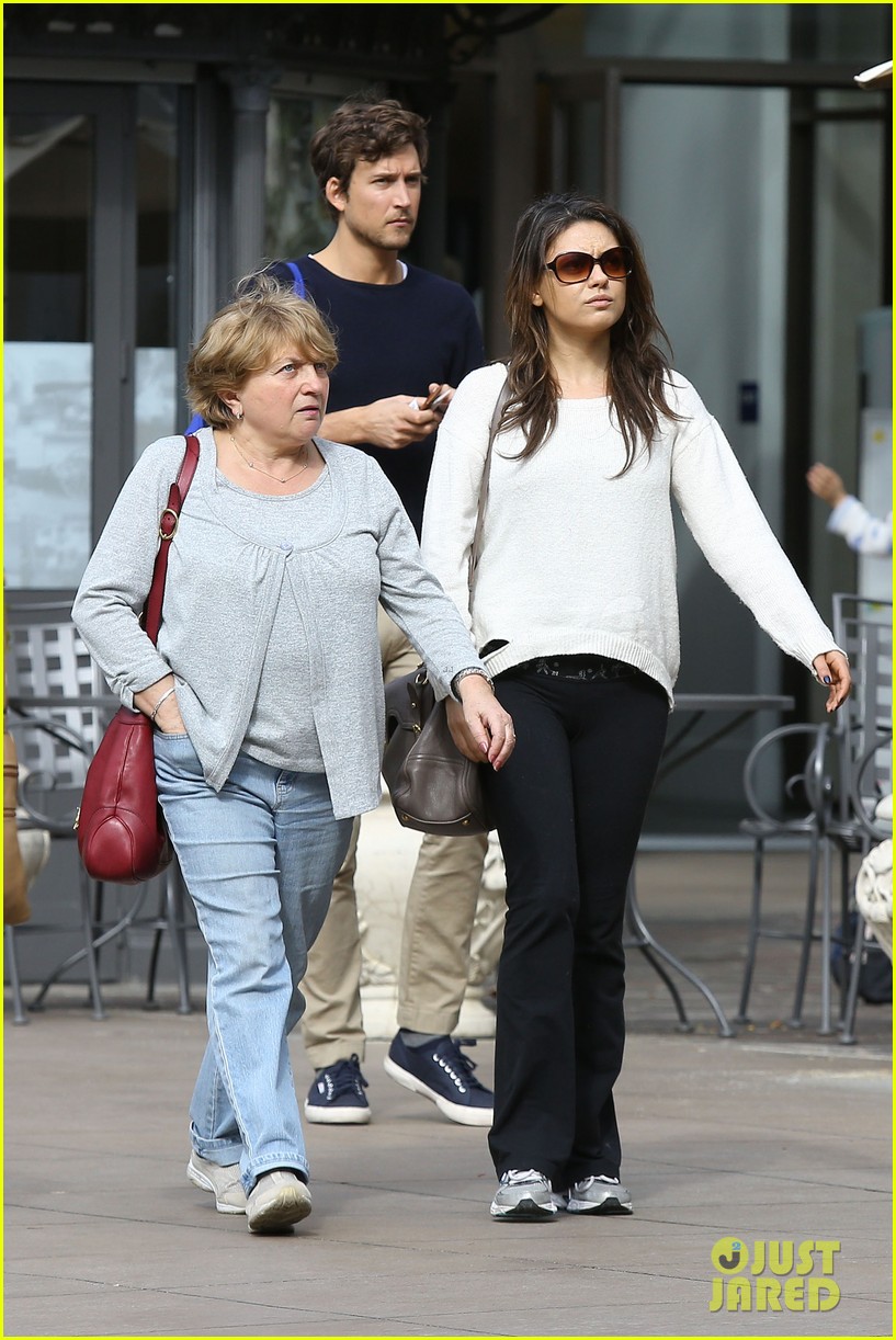 Mila Kunis & Ashton Kutcher: Engaged!
