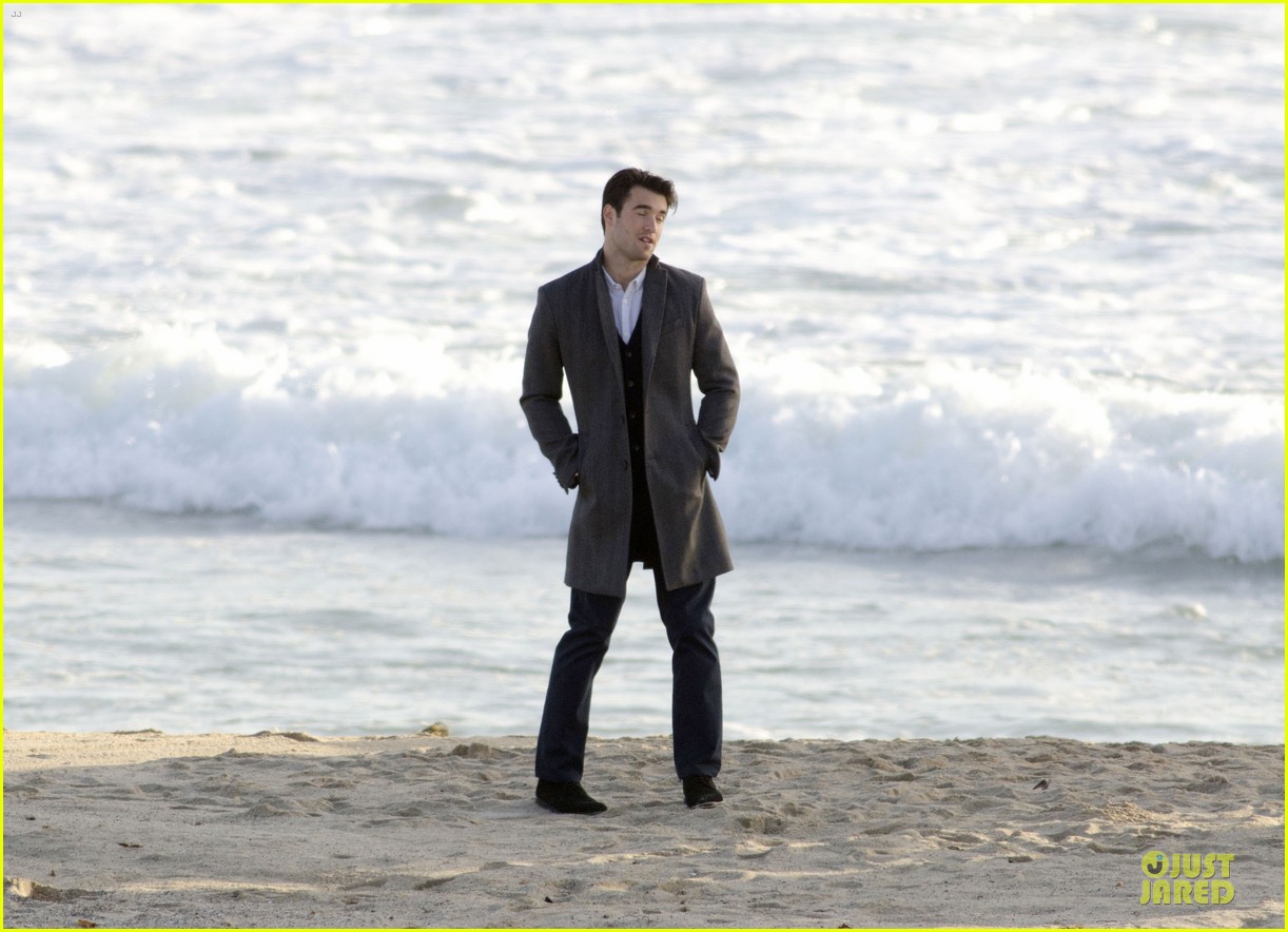 Josh Bowman Does Some Mother-Son Bonding with Madeleine Stowe For 'Revenge'!