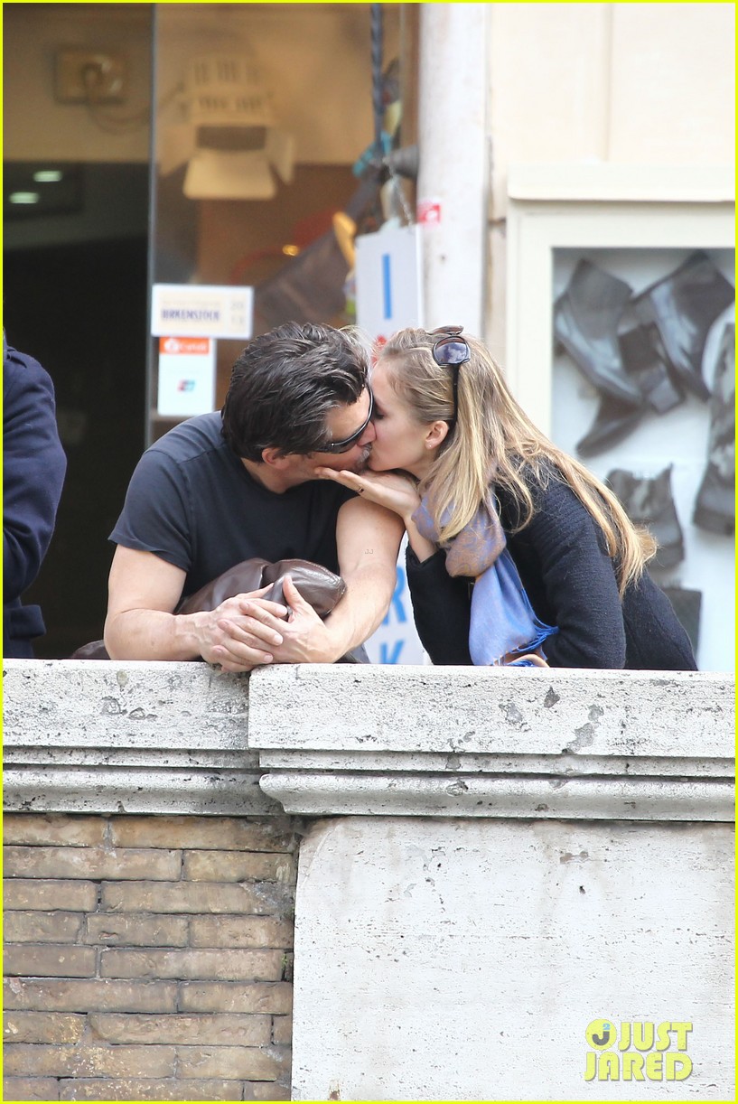 Josh Brolin Kisses His Assistant Kathryn Boyd, Sparks Dating Rumors!