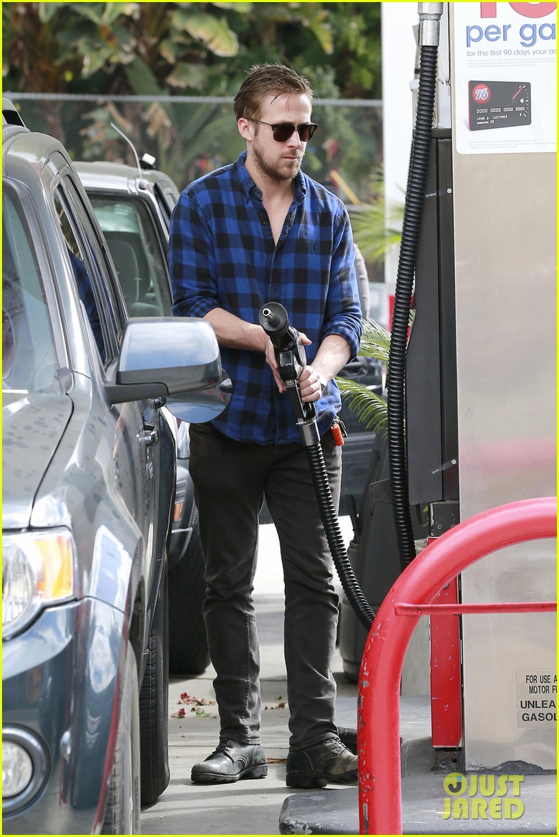 Ryan Gosling Looks Mighty Fine Pumping His Own Gas in L.A.