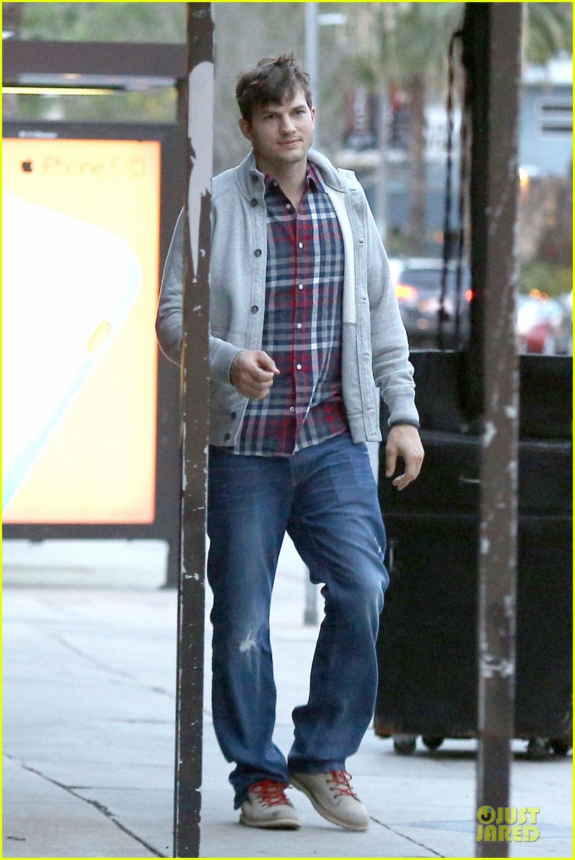 Ashton Kutcher & Mila Kunis Grab Dinner as Newly Engaged Couple!