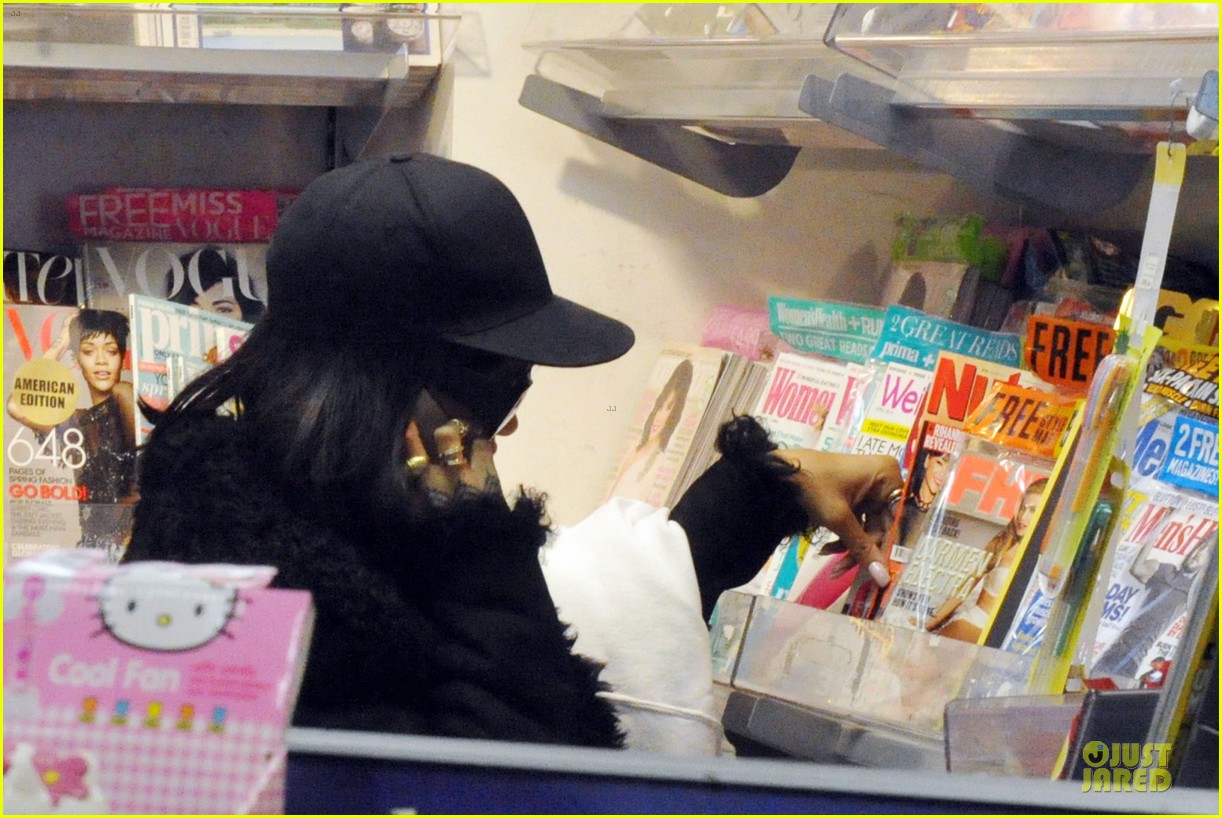 Rihanna Departs Manchester After Cozy Dinner with Drake!