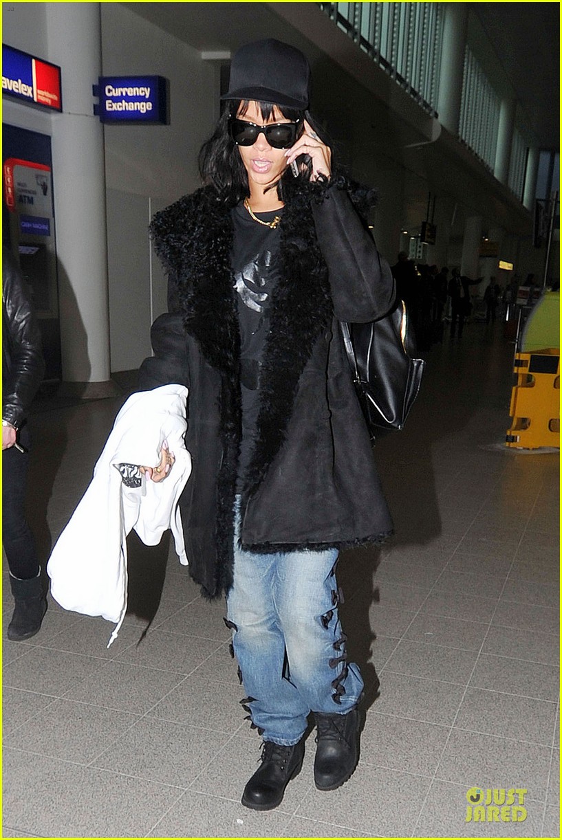 Rihanna Departs Manchester After Cozy Dinner with Drake!