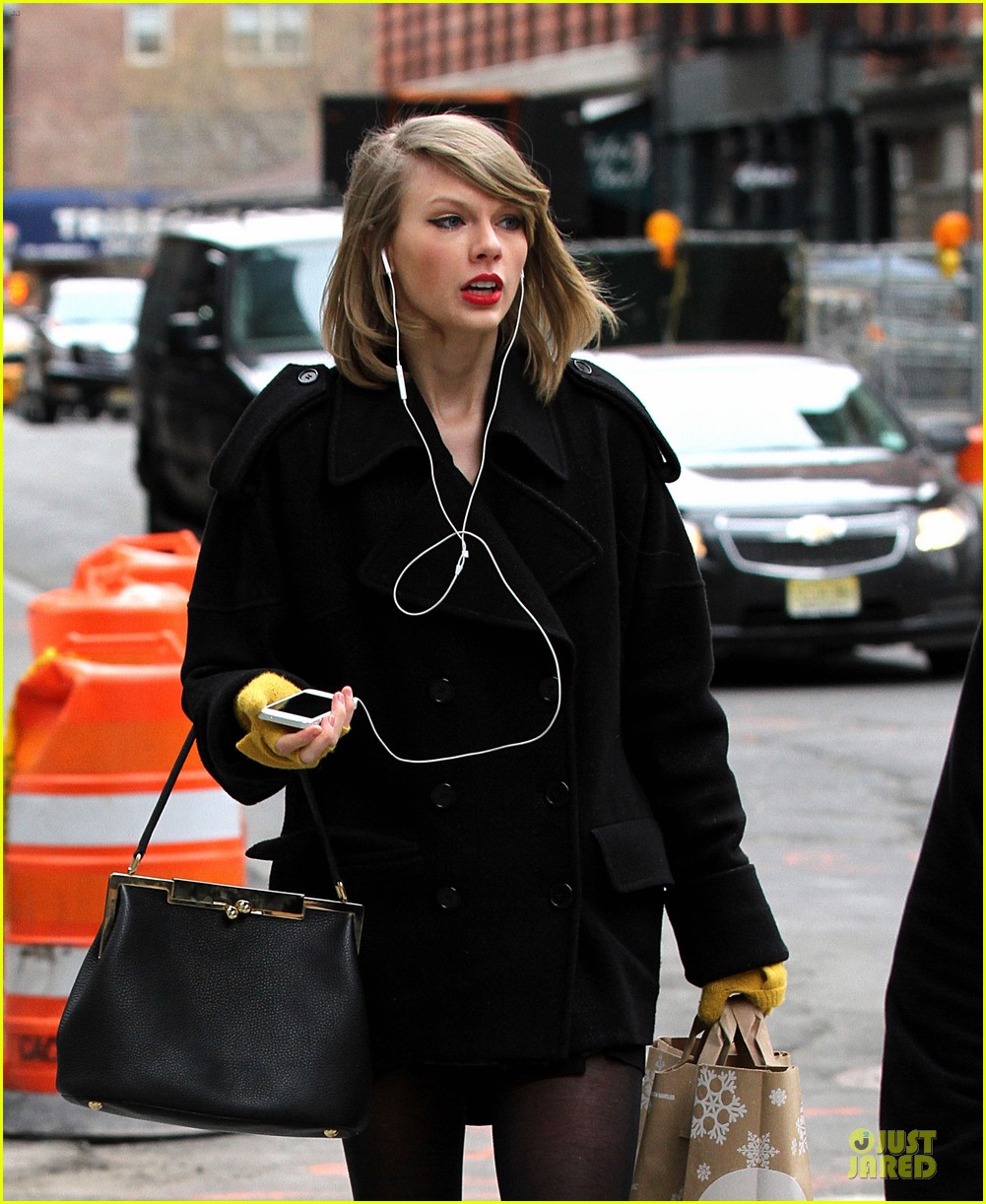 Taylor Swift Paints Watercolor Flowers to Let Her Creative Juices Run Free!