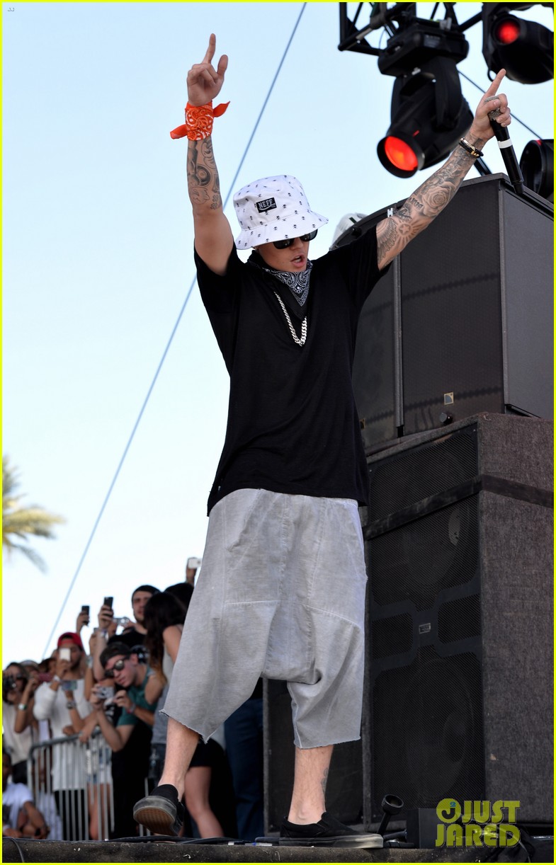 Justin Bieber Surprises Coachella Crowd with Chance The Rapper! (Video)