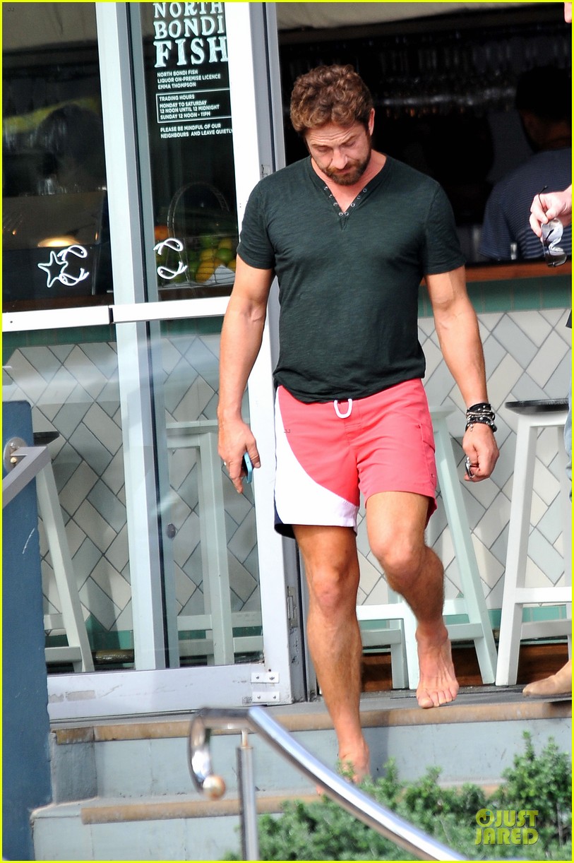 Gerard Butler Shows His Barefoot Confidence at Sydney Bondi Beach Lunch!