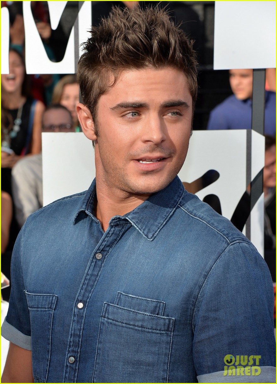 Zac Efron Puts His Arms on Display at MTV Movie Awards 2014