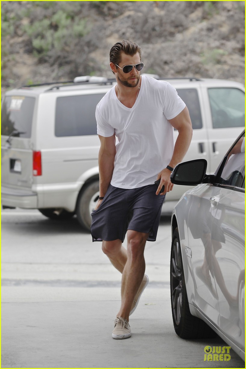 Conan O'Brien Says Chris Hemsworth Must Win Shirtless Performance at MTV Movie Awards 2014!