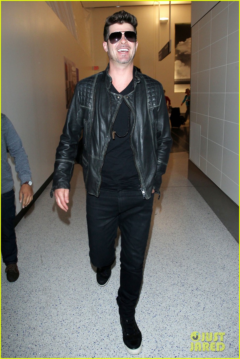 Robin Thicke Strums the Microphone Stand Like a Guitar at New Orleans Jazz Festival!