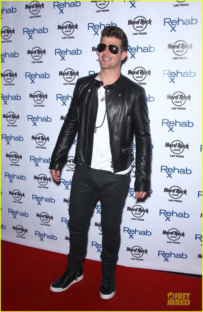 Robin Thicke Doesn't Take His Shirt Off at Vegas Pool Party