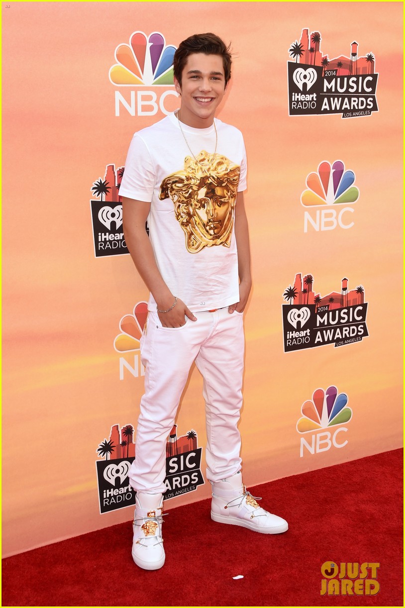 Austin Mahone Is on a Follow Spree at iHeartRadio Music Awards 2014