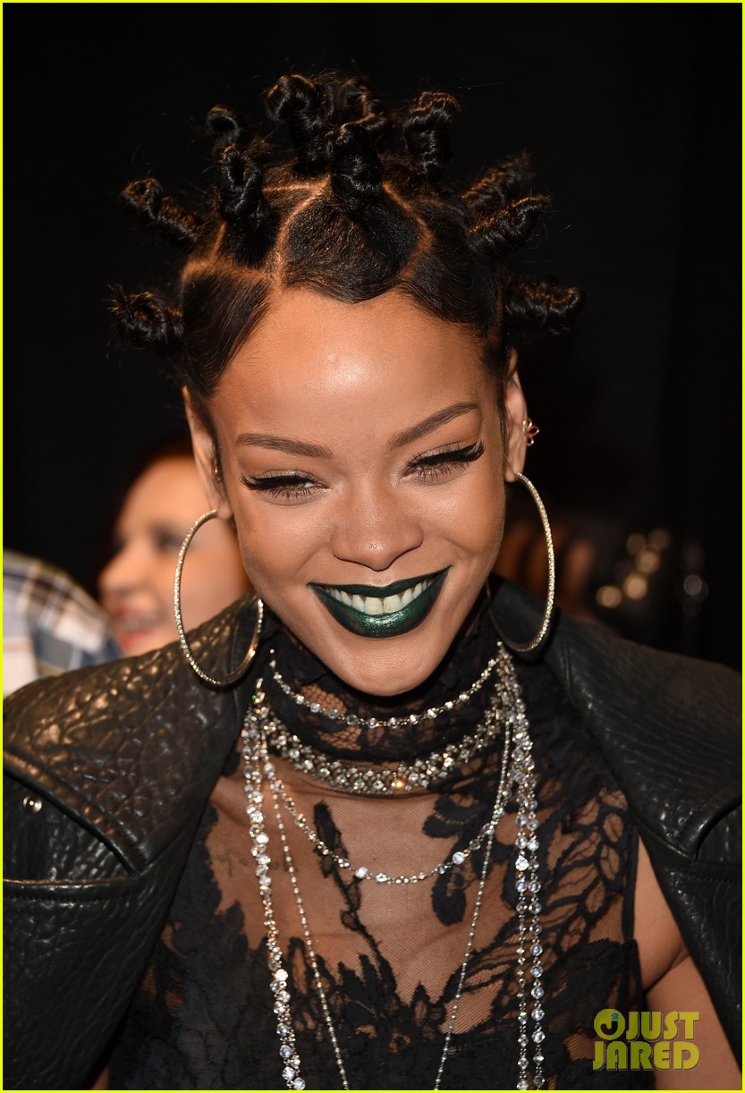 Rihanna Channels OITNB's Crazy Eyes at iHeartRadio Music Awards 2014!