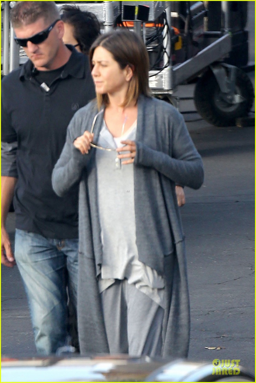 Jennifer Aniston Continues 'Cake' Filming, Justin Theroux Wears the Perfect Shirt to Display His Muscles!