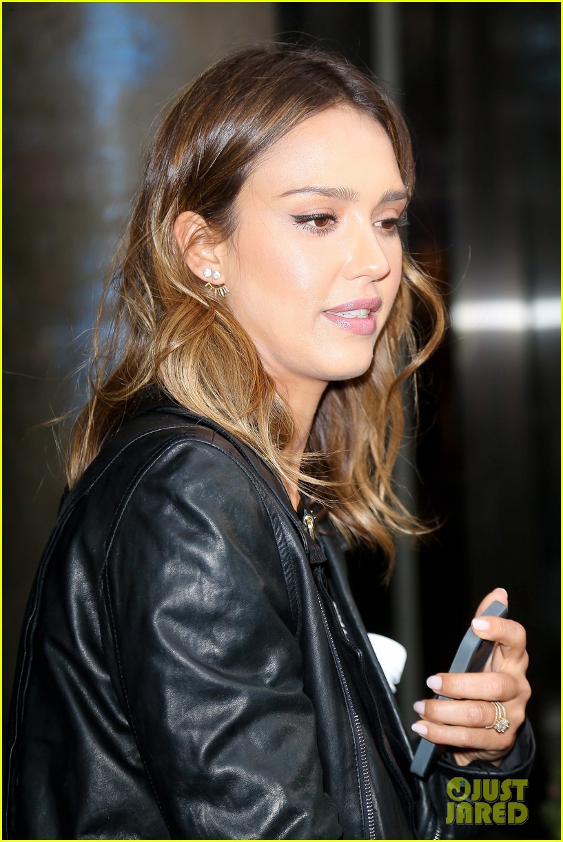 Jessica Alba Raves About Zach Braff's 'Bullets Over Broadway'!