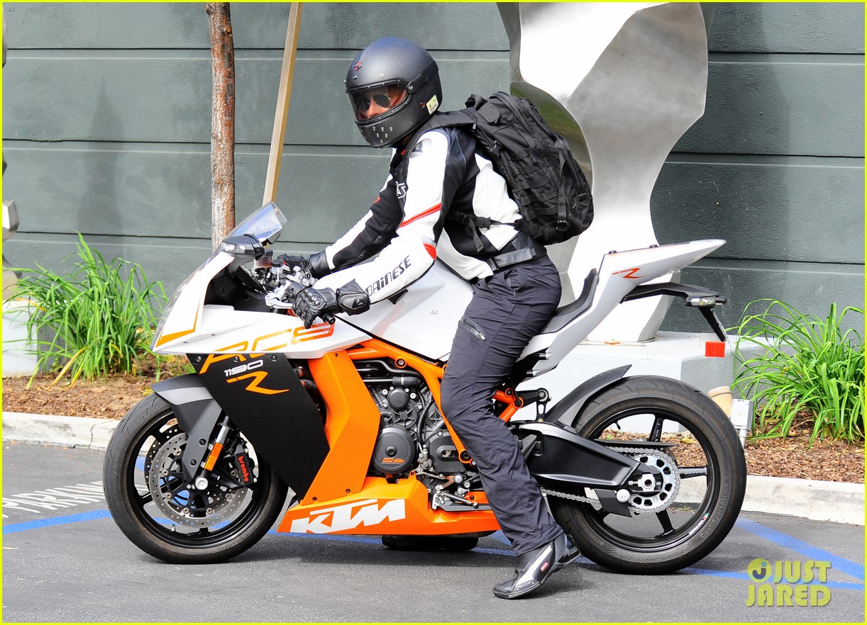 bradley cooper motorcycle helmet Bradley Cooper Goes Incognito in His Motorcycle Gear - Just Jared -  Celebrity News and Gossip