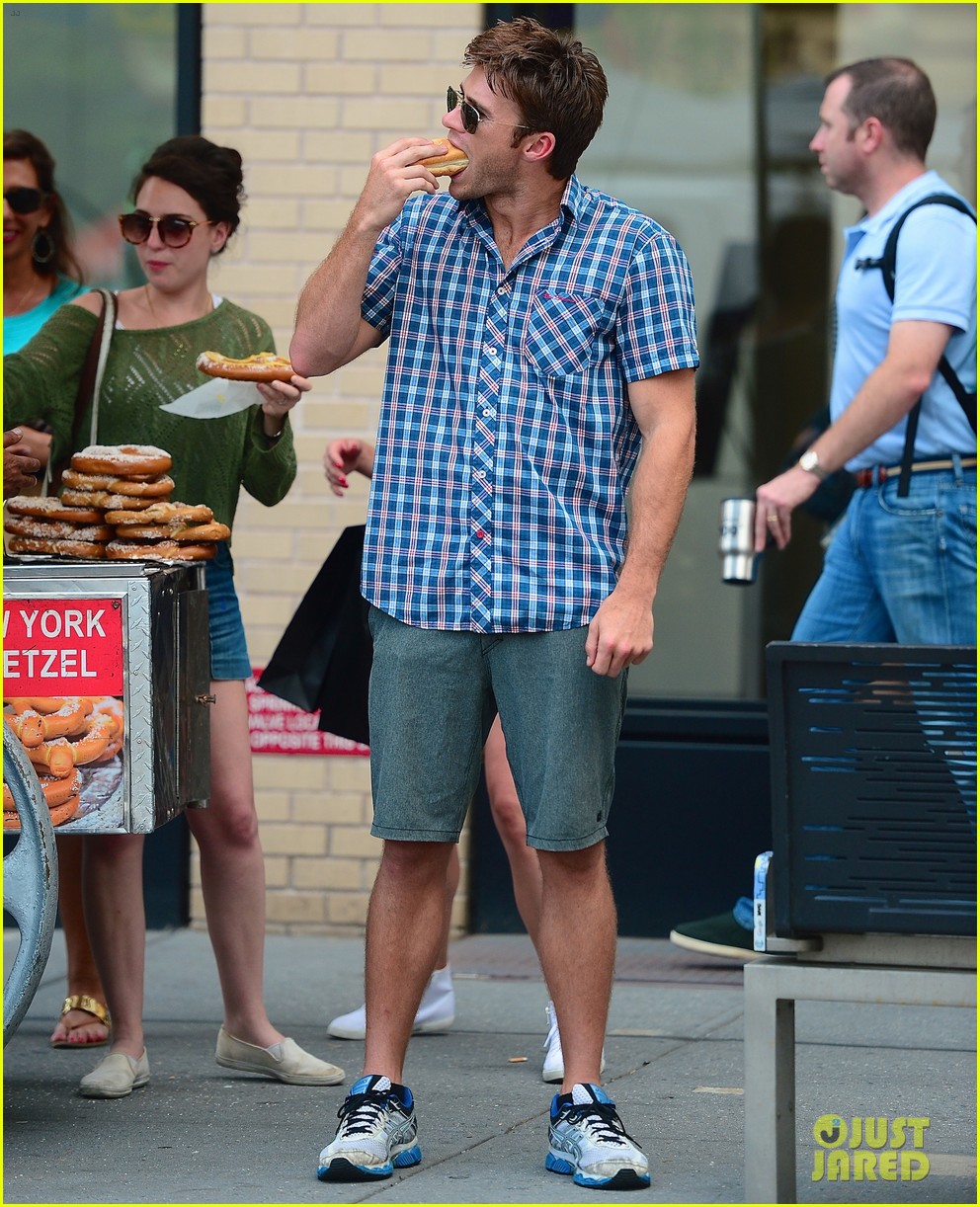 Scott Eastwood Chows Down on a Hot Dog in the Big Apple