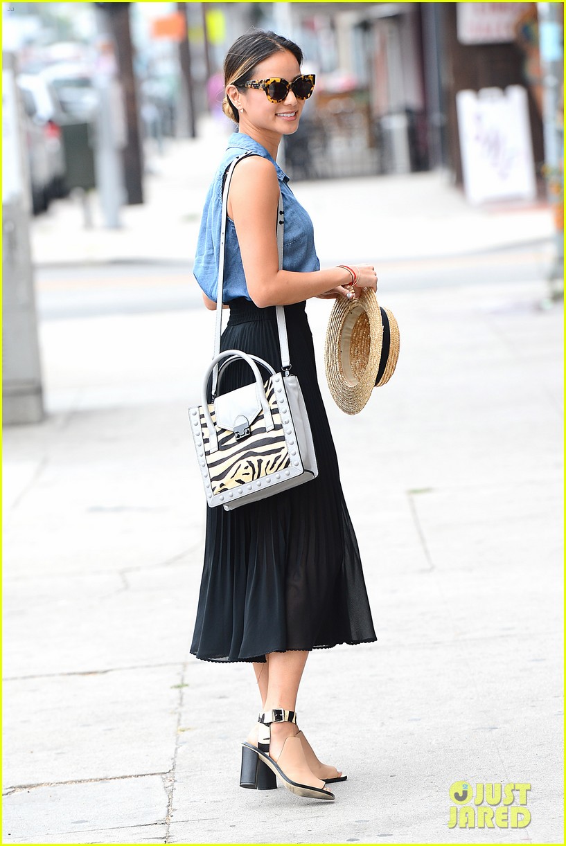 Jamie Chung Grabs Coffee Following 'Fashion Police' Appearance