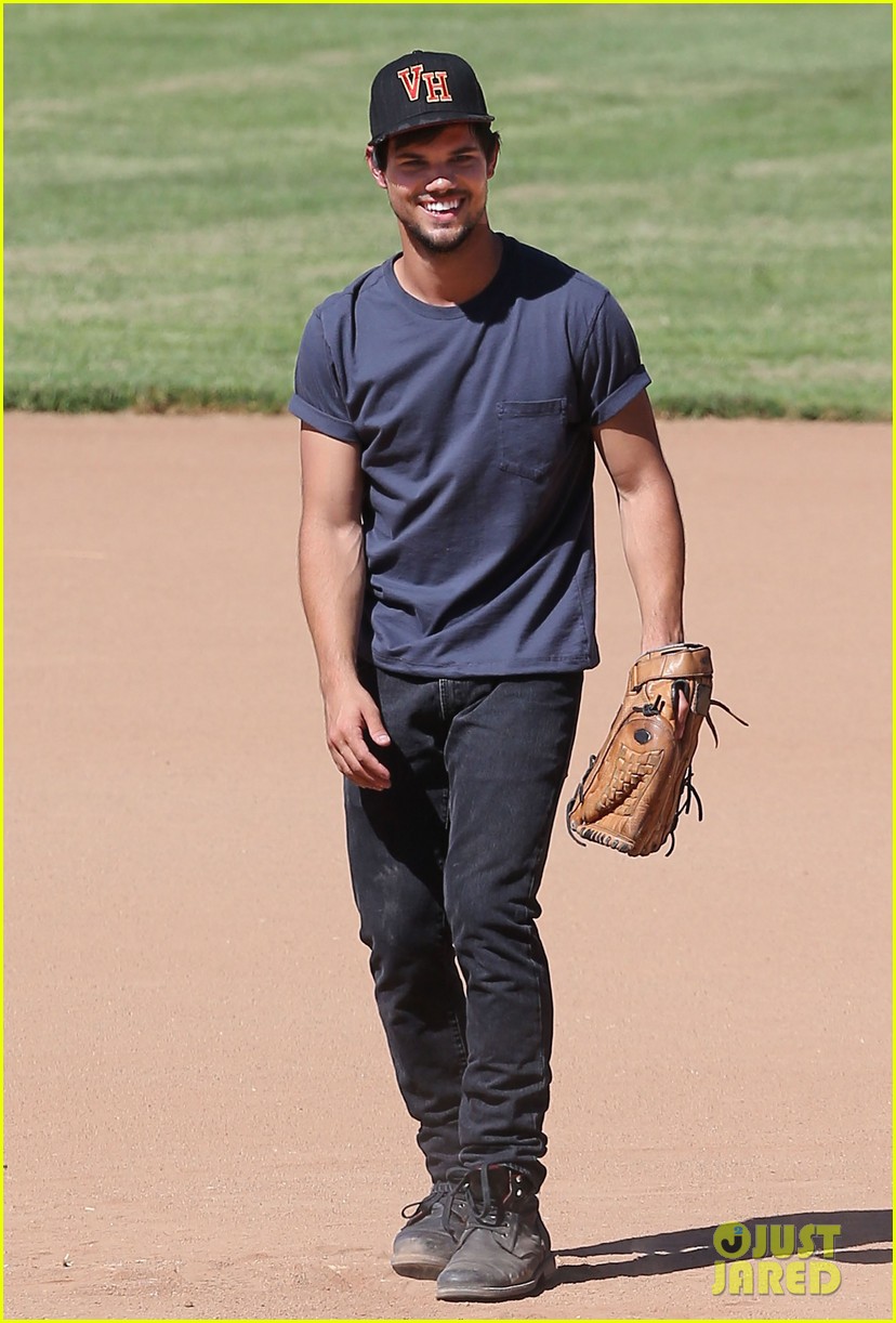Taylor Lautner's Buff Arms Make Us Swoon During 'Run the Tide' Filming!