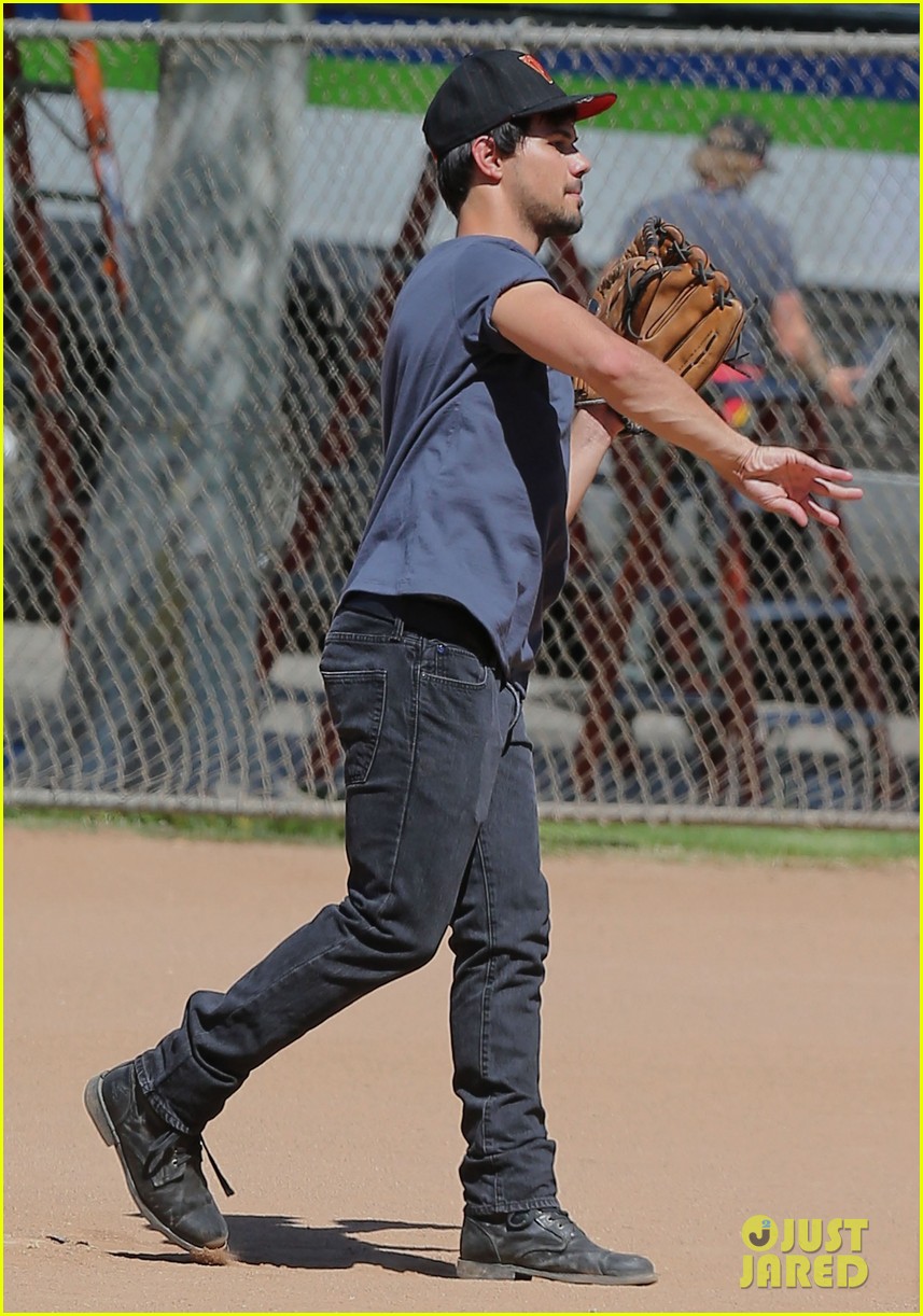 Taylor Lautner's Buff Arms Make Us Swoon During 'Run the Tide' Filming!