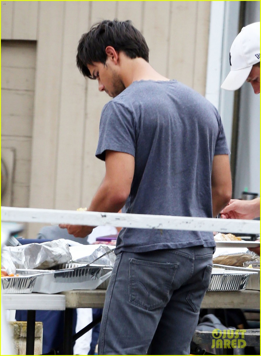 Taylor Lautner Makes His Lunch Selection on 'Run the Tide' Set