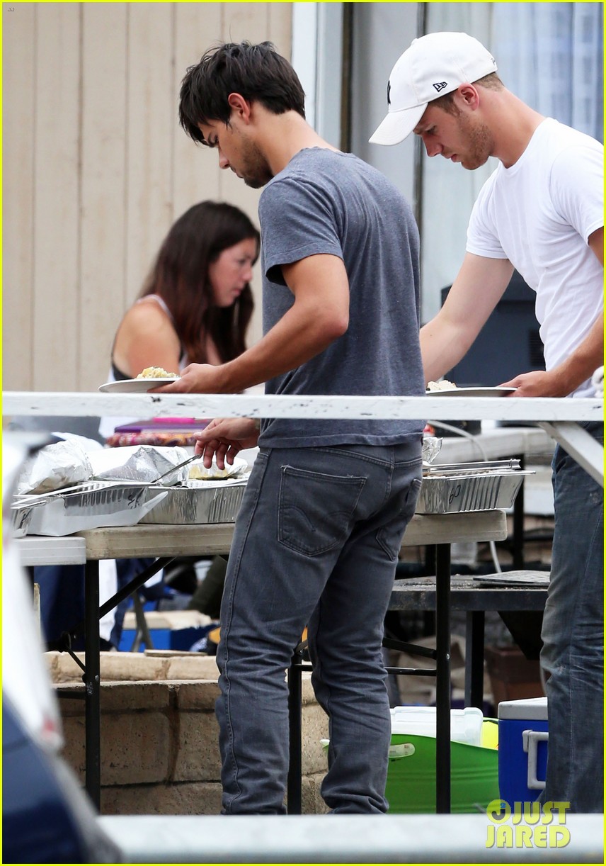 Taylor Lautner Makes His Lunch Selection on 'Run the Tide' Set