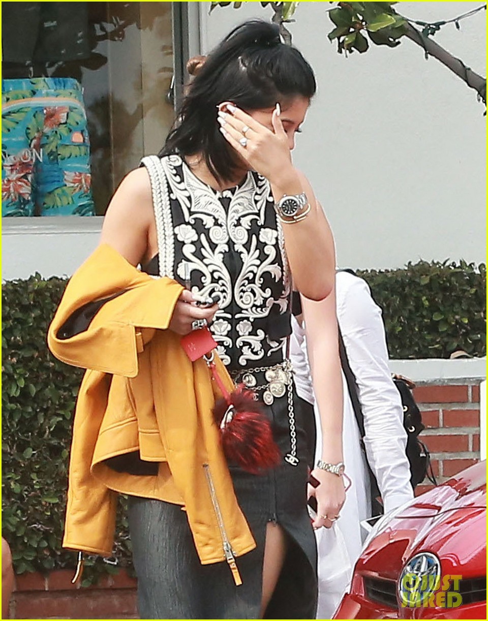 Kendall Jenner Jets to NYC While Kylie Hangs with Ireland Baldwin!