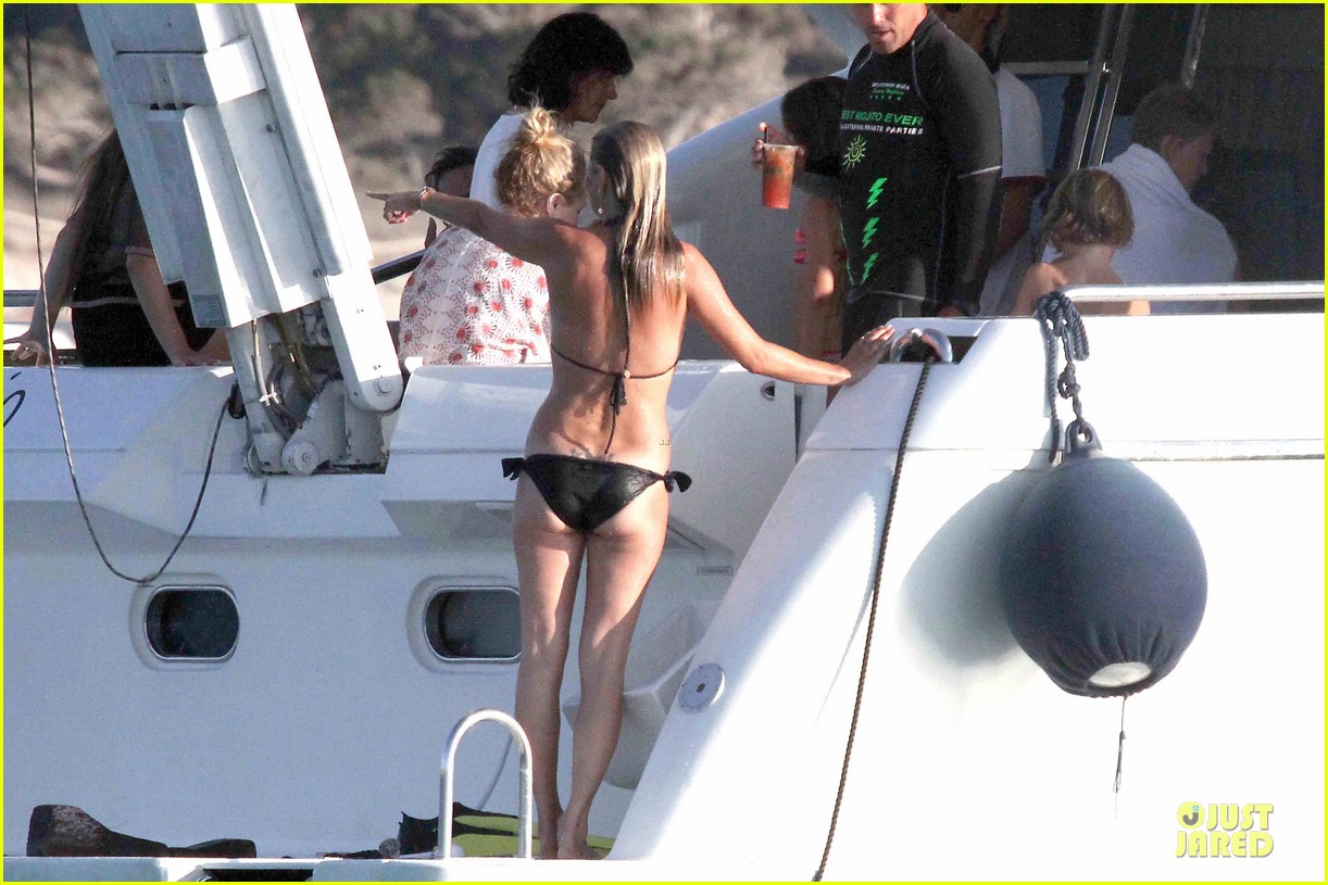 Victoria's Secret Model Behati Prinsloo & Bikini-Clad Kate Moss Bring Beauty to Ice Bucket Challenge - Watch Now!