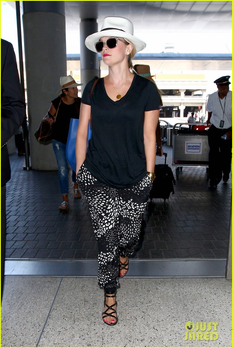 Reese Witherspoon Wishes Everyone a 'Happy Weekend' While Flying Out of Los Angeles