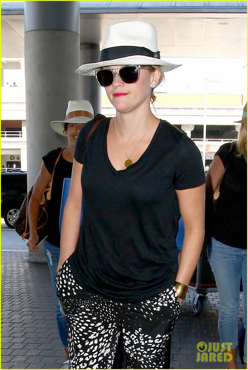 Reese Witherspoon Wishes Everyone a 'Happy Weekend' While Flying Out of Los Angeles