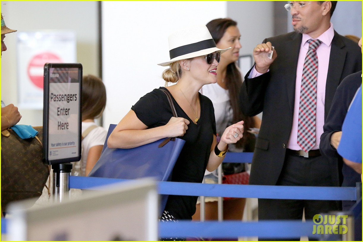 Reese Witherspoon Wishes Everyone a 'Happy Weekend' While Flying Out of Los Angeles