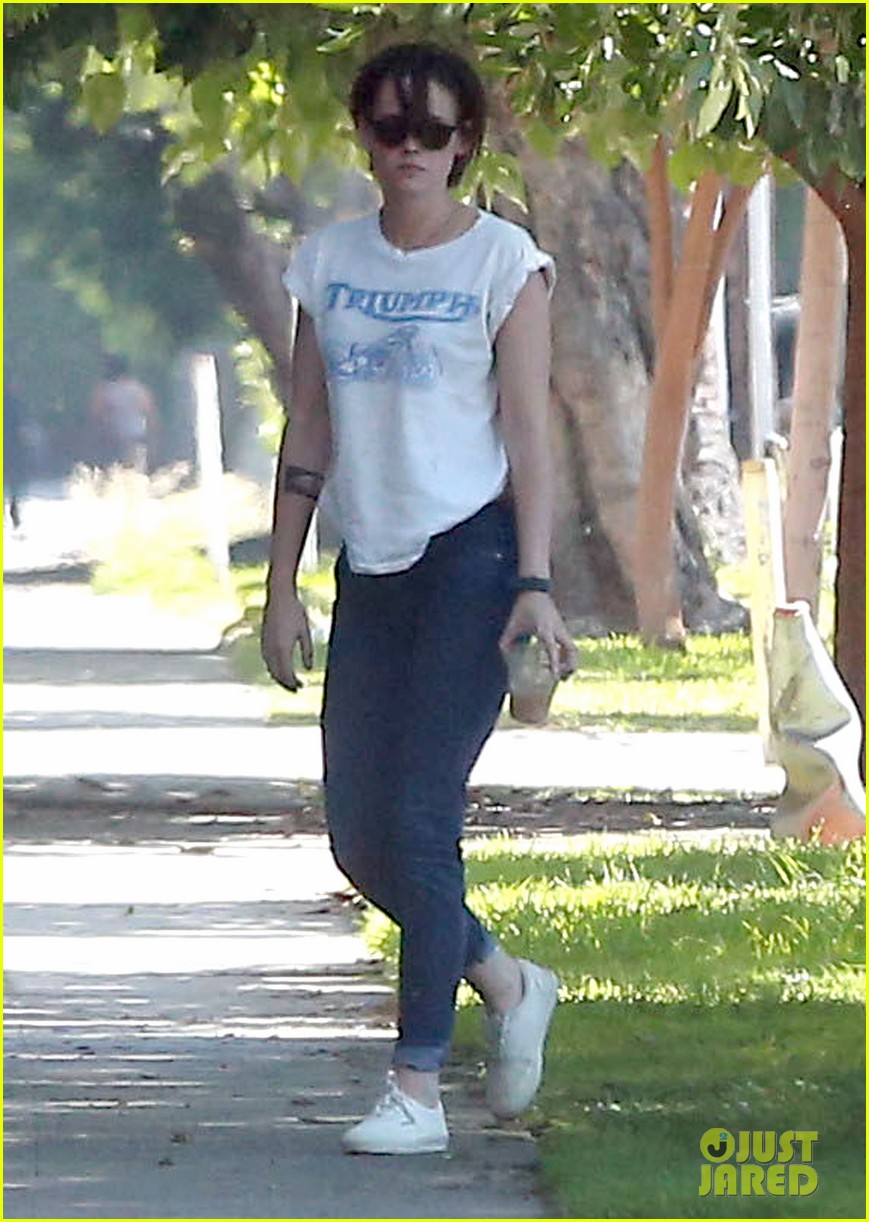 Kristen Stewart Triumphs During Weekend Hangout with Friends