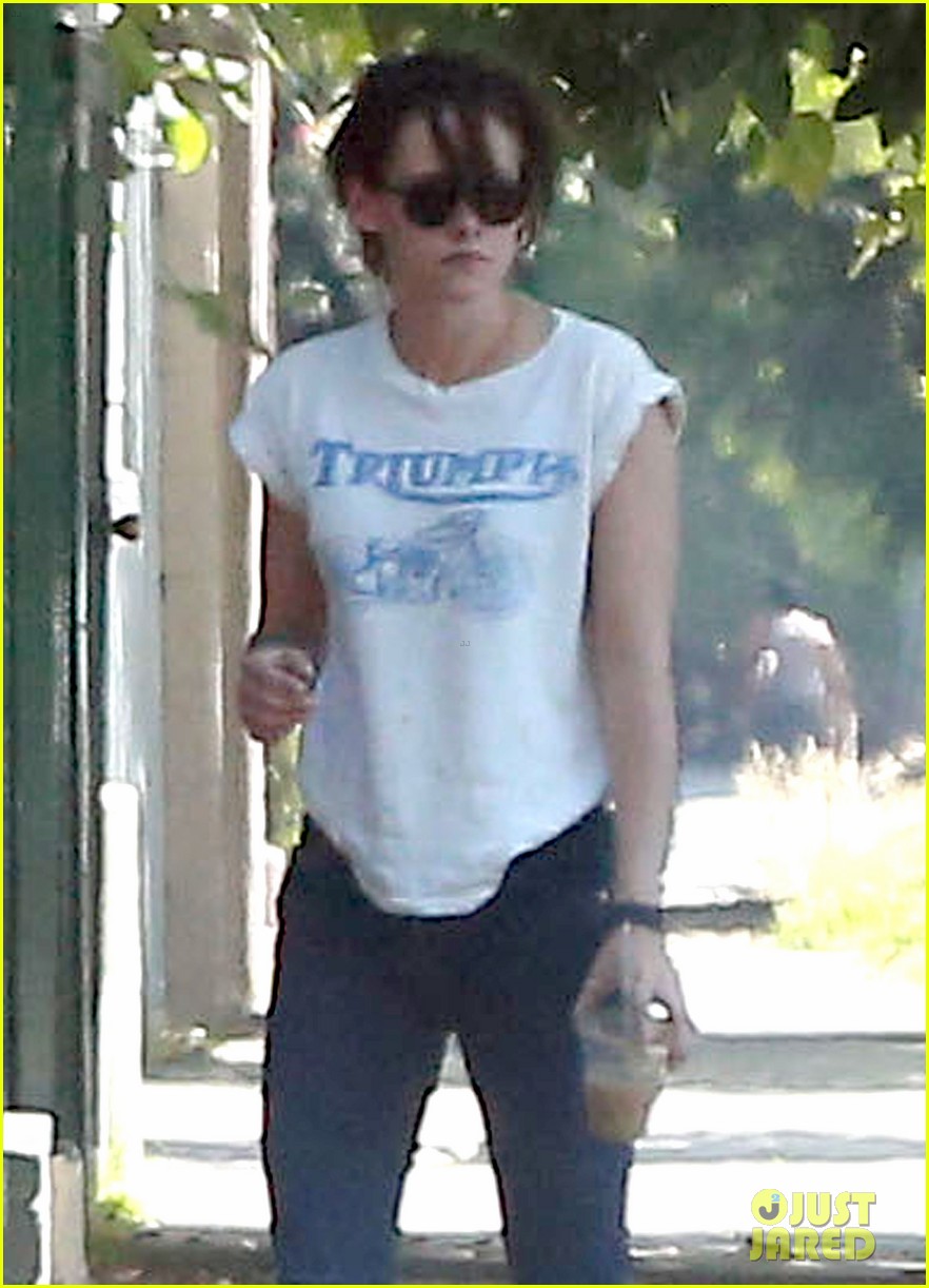 Kristen Stewart Triumphs During Weekend Hangout with Friends