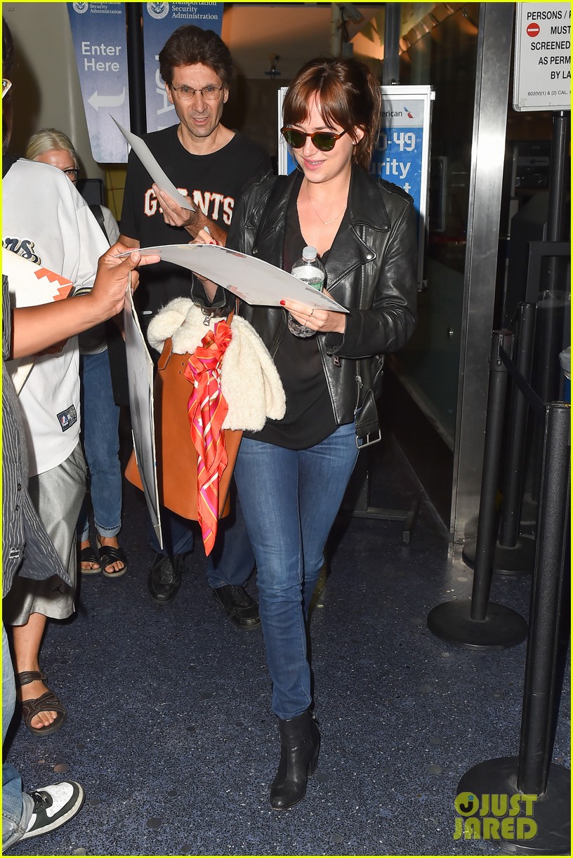 Jamie Dornan & Dakota Johnson Fly to Los Angeles Together!