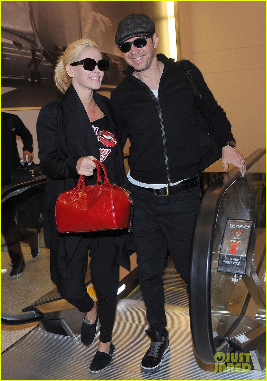 Jenny McCarthy & Donnie Wahlberg Share a Look of Love & Look Adorable