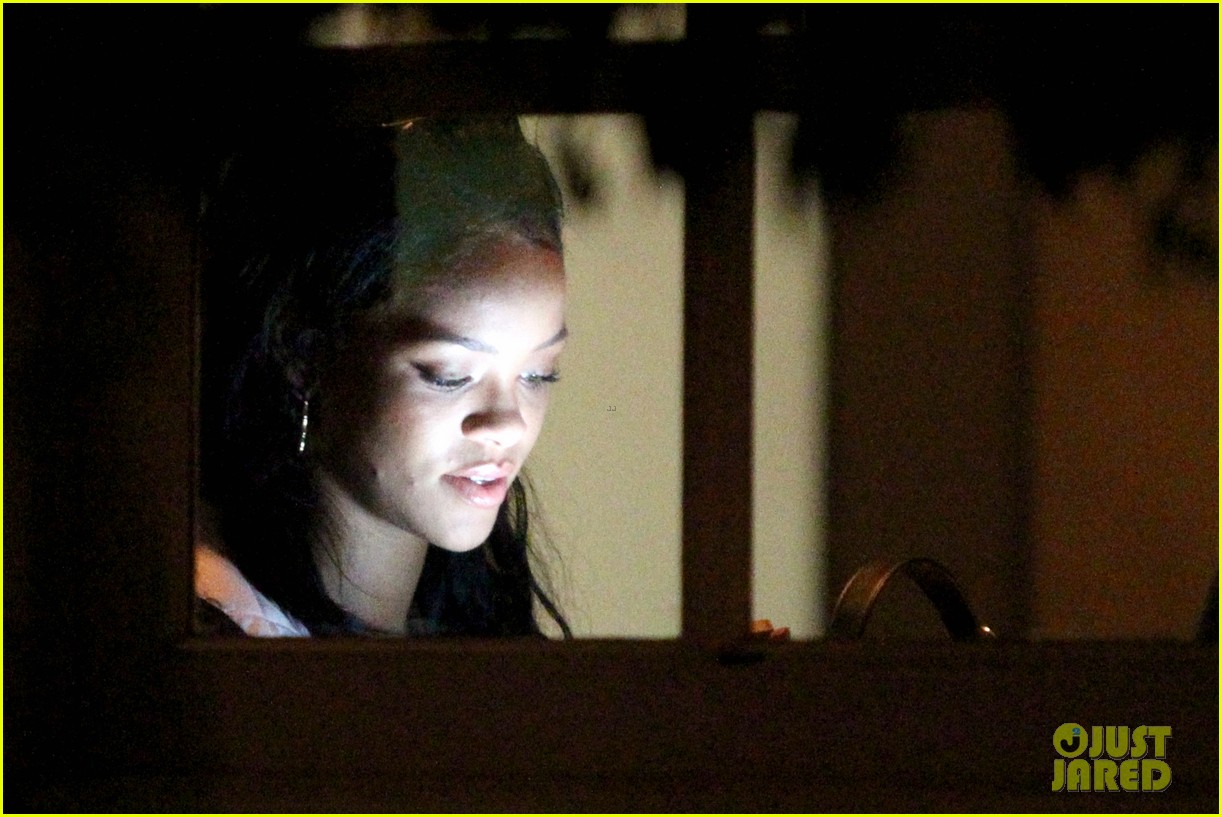 Rihanna & Christina Aguilera Dine Tables Away at Same Restaurant!
