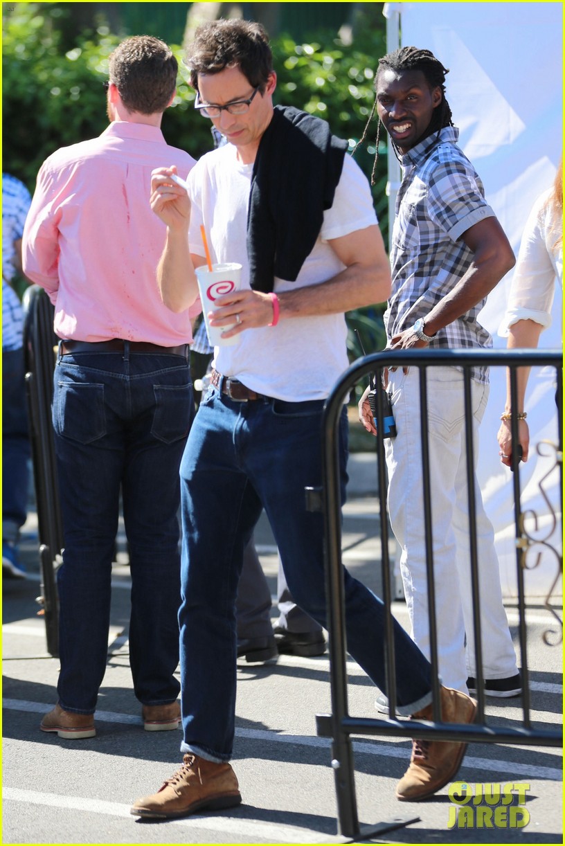 Grant Gustin Lifts Up His Shirt For 'Extra' Appearance!
