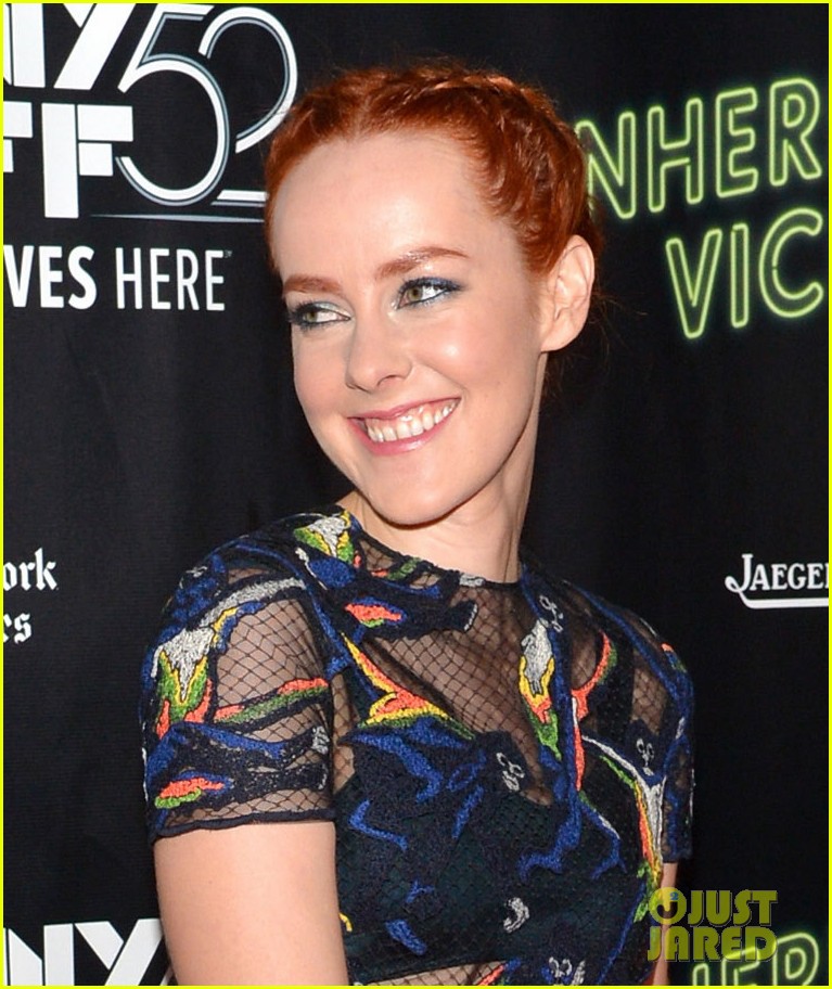 Jena Malone & Sasha Pieterse Heat Up the Red Carpet for 'Inherent Vice'