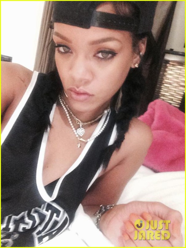 Rihanna Entertains Herself By Going On a Selfie Spree